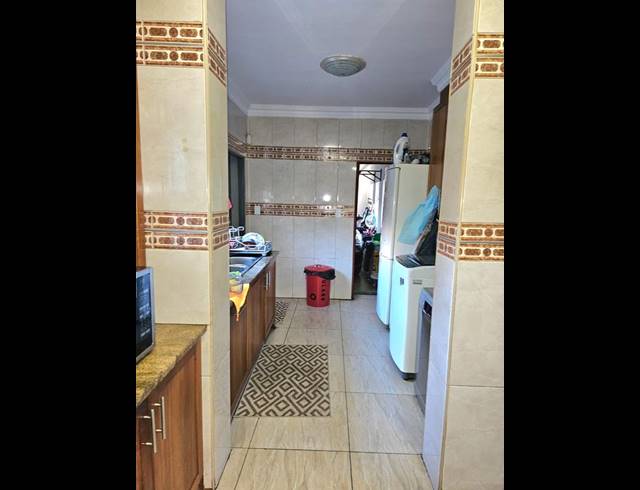 6 BEDROOM HOUSE FOR SALE IN ELDO VILLAGE